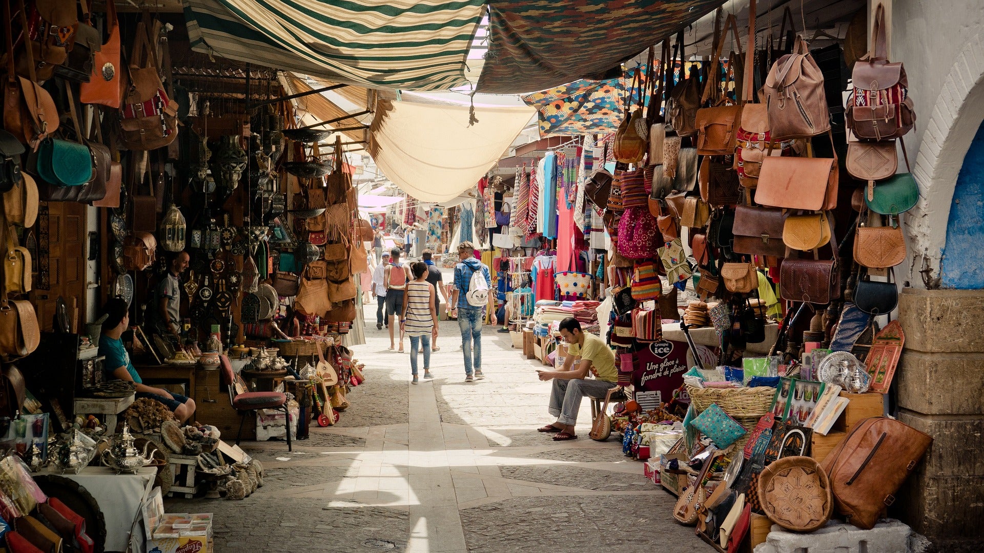 Zoco marroquí con distintos artículos de cuero como bolsos, cinturones, carteras, etc.